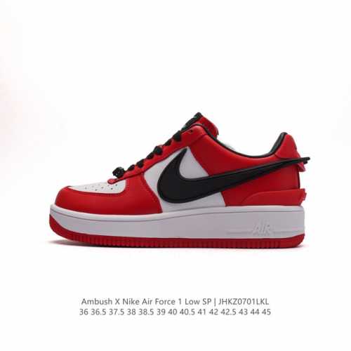特价 耐克 空军一号 AF1 低帮休闲板鞋 Ambush x Nk Air Force 1'07 Low SP 空军一号联名标志性的Swoosh延伸至鞋跟之外，