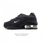 耐克 Nike Shox Tl 男子运动鞋厚底增高老爹鞋，令机械力学缓震性能跃升新层次。采用透气网眼鞋面和全掌型 Nike Shox 技术，革新演绎经典 200