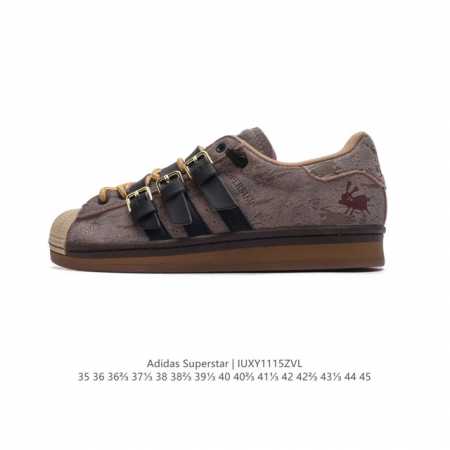 阿迪达斯 Adidas Superstar 三叶草经典贝壳头系列 新款休闲板鞋潮流男女士运动鞋 。鞋面柔软皮革材质 标志性的贝壳鞋头，锯齿三条纹，简约的线条。就 - 点击图像关闭
