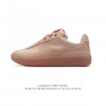 公司级 Lululemon Cityverse 露露乐蒙 板鞋 白色，Lulu家的第一双男女款板鞋，做的真心不错，颜值挺高的，上脚很轻盈，脚感还算舒适，整体以白