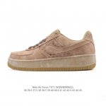 耐克 Nike Air Force 1 '07 Low 空军一号含气垫 低帮百搭厚底增高休闲运动板鞋。柔软、弹性十足的缓震性能和出色的中底设计，横跨复古与现代的