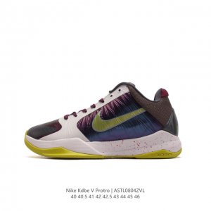 耐克 Nike Zoom Kobe V Protro 科比5代男士篮球鞋 。鞋面采用轻质的合成皮革和织物系统组合而成 大幅度降低了球鞋的重量 却依然保持了较强的