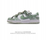 耐克 Nike Dunk Low 运动鞋复古板鞋 解构绑带 双鞋带，尽情迈步，彰显个性风采。采用天然皮革，经久耐穿，塑就如元年款 Dunk 般的复古质感。鞋头透