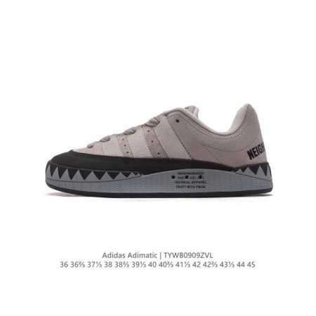 阿迪达斯 Adidas Adimatic 马蒂奇系列低帮复古鲨鱼面包鞋运动休闲滑板板鞋。整个鞋面由牛皮革制成，搭配品牌标志性大尺寸三条纹 Logo，超宽鞋带作为 - 点击图像关闭