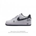 耐克 Nike Air Force 1 '07 Low 空军一号含气垫 低帮百搭厚底增高休闲运动板鞋。柔软、弹性十足的缓震性能和出色的中底设计，横跨复古与现代的