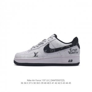 耐克 Nike Air Force 1 '07 Low 空军一号含气垫 低帮百搭厚底增高休闲运动板鞋。柔软、弹性十足的缓震性能和出色的中底设计，横跨复古与现代的