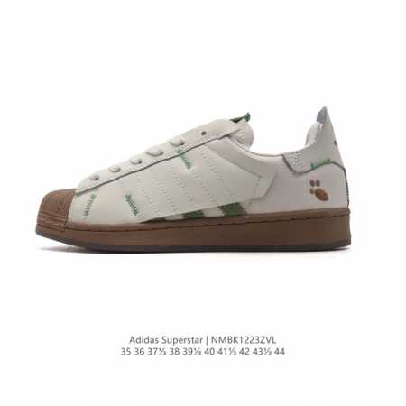 阿迪达斯 新款 Adidas Superstar 三叶草 经典贝壳头系列 新款休闲板鞋潮流男女士运动鞋 。鞋面柔软皮革帆布拼接材质 标志性的贝壳鞋头，锯齿三条纹 - 点击图像关闭