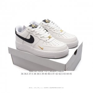 耐克 Nike Air Force 1 '07 Low 空军一号含气垫 低帮百搭厚底增高休闲运动板鞋。柔软、弹性十足的缓震性能和出色的中底设计，横跨复古与现代的