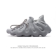 阿迪达斯 Adidas Yeezy 450 侃爷椰子 贾斯丁比伯同款 编织袜套鞋 该系列搭配夸张的锯齿中底设计 独特的上翻结构十分符合各路球鞋玩家给他的爱称 中
