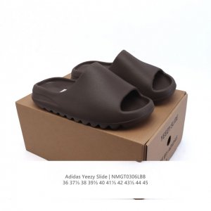 70 阿迪达斯 Adidas Yeezy Slide 经典运动拖鞋时尚厚底增高男女一字拖鞋。Yeezy Slide椰子拖鞋的外观十分吸引人，融合了舒适与时尚的元