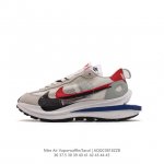 耐克 Sacai X Nike Vaporwaffle 华夫三代3.0 走秀重磅联名款运动鞋 。鞋款由pegasus与vaporfly两款鞋型的设计元素共同构建