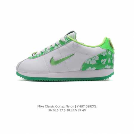 Nike Classic Cortez Nylon 耐克阿甘鞋女子运动鞋，秉承元年款经典风格，糅合防水鞋面设计，令双足保持干爽舒适。防水锦纶鞋面强势抵御风雨侵袭 - 点击图像关闭
