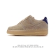 耐克 Nike Air Force 1 '07 Low 空军一号含气垫 低帮百搭厚底增高休闲运动板鞋。柔软、弹性十足的缓震性能和出色的中底设计，横跨复古与现代的