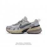 Nike 耐克 V2K Run 减震防滑 复古低帮跑步鞋 超火复古跑鞋，采用太空革组合呼吸网眼布鞋面材质，搭载正确4层组合底模，嵌入tpu加固稳定模块,双层md