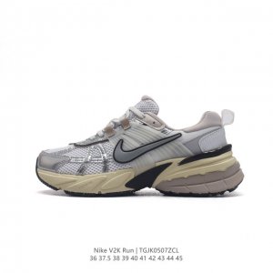 Nike 耐克 V2K Run 减震防滑 复古低帮跑步鞋 超火复古跑鞋，采用太空革组合呼吸网眼布鞋面材质，搭载正确4层组合底模，嵌入tpu加固稳定模块,双层md