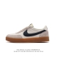 耐克板鞋 生胶米白 复古板鞋j.Crew X Nike 联名 Killshot Ii Leather 男女休闲复古运动鞋。采用米白色皮革制作鞋身，大号swoos