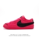 耐克 Nike Blazer Low '77 Jumbo 运动鞋，抓地板鞋，革新重塑经典街头人气鞋款，采用人气传统外观，巧搭大号耐克勾勾设计和宽大鞋带。柔软泡绵