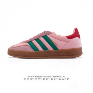 阿迪达斯 Adidas Originals Gazelle Indoor复古三叶草防滑透明橡胶板鞋经典运动鞋。这款经典鞋,忠于原版设计,缀撞色三条纹和鞋跟饰片。