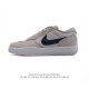 公司级 耐克Nike Sb Force 58 运动滑板鞋。这是一款将前沿创新带入街头的单品，它具有硫化杯底，具有出色的耐用性和灵活性。使用柔软皮革和帆布拼接，在