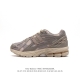 新百伦 New Balance M1906系列 复古运动鞋单品宝藏老爹鞋款。作为NB最经典的档案鞋型之一，与2002一样，1906有着NB最成熟的技术加持和复古
