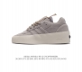 阿迪达斯联名 Fog Fear Of God X Adidas Athletics 86 Lo 复古厚底板鞋。一眼就看得出来敬畏上帝风格，鞋面中用了质感拉满的皮