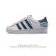 阿迪达斯 Adidas Superstar 三叶草经典贝壳头系列 新款休闲板鞋潮流男女士运动鞋 。鞋面柔软皮革材质 标志性的贝壳鞋头，锯齿三条纹，简约的线条。就