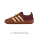 阿迪达斯 Adidas Originals Gazelle Indoor 复古三叶草防滑透明橡胶板鞋经典运动鞋。这款经典鞋,忠于原版设计,缀撞色三条纹和鞋跟饰片