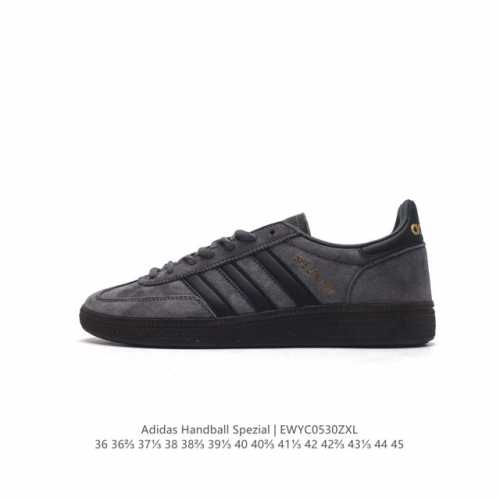 阿迪达斯 Adidas Handball Spezial 三叶草学院风复古休闲板鞋 德训鞋 橡胶底柔软皮革经典运动鞋板鞋。圆头、缝合拼接设计、正面绑带、鞋舌部位