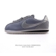 nike Classic Cortez Nylon 耐克阿甘鞋女子运动鞋。秉承元年款经典风格，糅合防水鞋面设计，令双足保持干爽舒适。防水锦纶鞋面强势抵御风雨侵袭