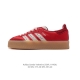 Adidas 阿迪达斯 男女同款运动鞋 三叶草samba Velentine 休闲鞋 德训鞋 复古板鞋经典运动鞋。一款阿迪达斯的samba面包鞋，该鞋具有厚实的