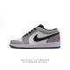 真标 耐克 乔丹Air Jordan 1 Low AJ1 乔1 乔丹1代aj1 低帮复古文化休闲运动篮球鞋。该鞋款从 1985 年元年款汲取设计灵感，焕新演绎简
