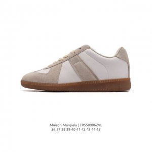 Maison Martin Margiela 马丁 马吉拉 德训休闲板鞋。牛皮革柔软细腻的特点与麋鹿皮的绒毛质感相结合，使其既有超高的柔软舒适度，又同时保持不错