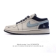 耐克 乔丹Air Jordan 1 Low Aj1 乔1 乔丹1代Aj1 低帮复古文化休闲运动篮球鞋。该鞋款从 1985 年元年款汲取设计灵感，焕新演绎简约经典