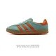 阿迪达斯 Adidas Originals Gazelle Indoor 复古三叶草防滑透明橡胶板鞋经典运动鞋。这款经典鞋,忠于原版设计,缀撞色三条纹和鞋跟饰片