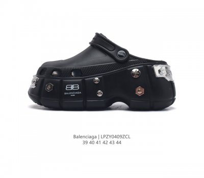 Balenciaga 巴黎世家 男女士厚底增高包头凉拖鞋 沙滩鞋 走秀新款金属柳丁洞洞鞋休闲凉鞋 类型：男鞋 Size：39-44 编码：Lpzy0409Zcl