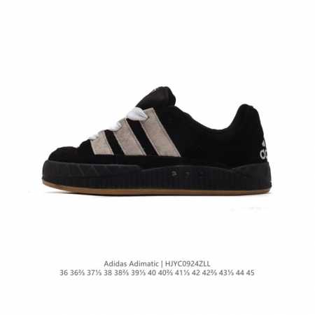 阿迪达斯 Adidas Adimatic 马蒂奇系列低帮复古鲨鱼面包鞋运动休闲滑板板鞋。整个鞋面由牛皮革制成，搭配品牌标志性大尺寸三条纹 Logo，超宽鞋带作为 - 点击图像关闭