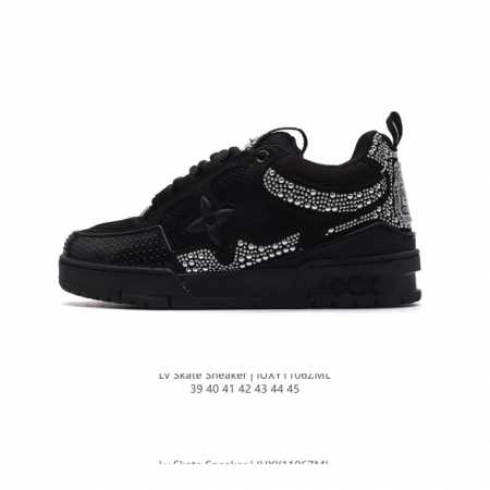 公司级 LV Skate Sneaker 路易威登 男士运动板鞋于 2024 秋冬秀场初次亮相，此次以粒面牛皮革焕新呈现。加垫鞋领和鞋舌援引滑板鞋设计，科技鞋带 - 点击图像关闭