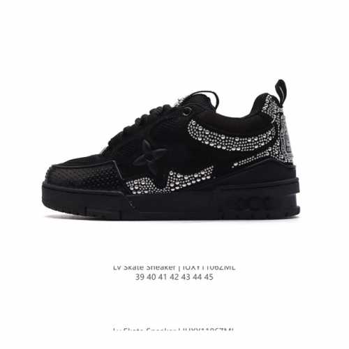 公司级 LV Skate Sneaker 路易威登 男士运动板鞋于 2024 秋冬秀场初次亮相，此次以粒面牛皮革焕新呈现。加垫鞋领和鞋舌援引滑板鞋设计，科技鞋带