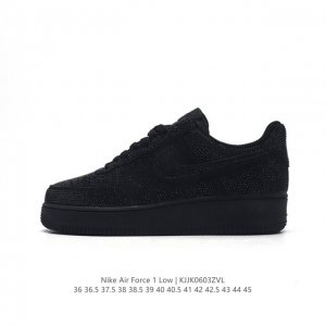 耐克 Nike Air Force 1 '07 Low 空军一号含气垫 低帮百搭厚底增高休闲运动板鞋。柔软、弹性十足的缓震性能和出色的中底设计，横跨复古与现代的