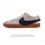 耐克 Nike Blazer Low '77 Jumbo 运动鞋 抓地板鞋 革新重塑经典街头人气鞋款 采用人气传统外观 巧搭大号耐克勾勾设计和宽大鞋带 柔软泡绵