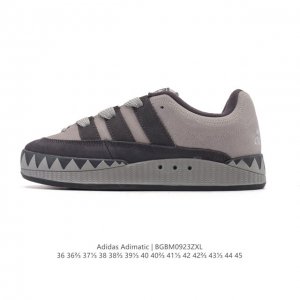 阿迪达斯 Adidas Adimatic 马蒂奇系列男女鞋 低帮复古鲨鱼面包鞋运动休闲滑板板鞋。整个鞋面由牛皮革制成，搭配品牌标志性大尺寸三条纹 Logo，超宽