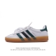 阿迪达斯 Adidas Handball Spezial 三叶草学院风复古休闲板鞋 德训鞋 橡胶底柔软皮革经典运动鞋板鞋。圆头、缝合拼接设计、正面绑带、鞋舌部位