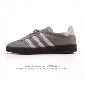 阿迪达斯 Adidas Originals Gazelle Indoor复古三叶草防滑透明橡胶板鞋经典运动鞋。这款经典鞋,忠于原版设计,缀撞色三条纹和鞋跟饰片。