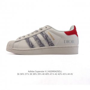 阿迪达斯 Adidas Superstar 2025年新款鞋子 蛇年新款 经典贝壳头系列 新款休闲板鞋潮流男女士运动鞋 。鞋面柔软皮革材质 标志性的贝壳鞋头，简