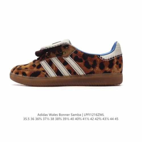 真标 阿迪达斯 德训鞋 经典复古低帮休闲运动慢跑鞋wales Bonner X Adidas 2024 全新秋冬系列联名鞋款 经典运动板鞋。该鞋超大鞋舌采用毛绒