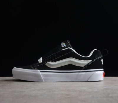VANS x Imran Potato 联名款肥胖版大Logo黑白休闲帆布鞋货号 VN0A7Q5JB3P 鞋款以经典黑白色为主打色 鞋后跟 Vans Logo