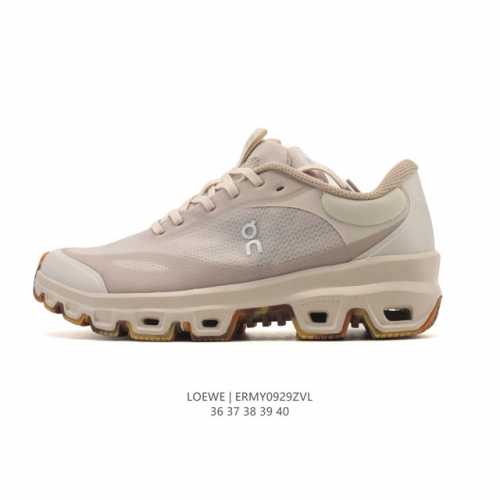 Loewe 罗意威 X On 昂跑全新合作系列运动鞋 时尚老爹鞋，品牌与瑞士高性能运动品牌On携手打造的此系列作品专为城市与户外生活而设，充分彰显蕴含可持续理念