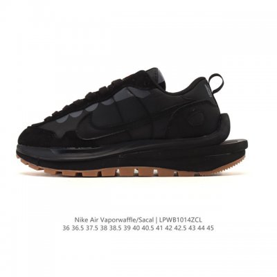 耐克 Sacai X Nike Vaporwaffle 华夫三代3.0 走秀重磅联名款运动鞋 。鞋款由Pegasus与Vaporfly两款鞋型的设计元素共同构建