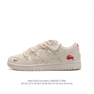 耐克 Nike Dunk Low Retro 运动鞋复古解构绑带板鞋 双鞋带。作为 80 年代经典篮球鞋款，起初专为硬木球场打造，后来成为席卷街头的时尚标杆，现
