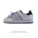 阿迪达斯 Adidas Superstar 三叶草经典贝壳头系列 新款休闲板鞋潮流男女士运动鞋。鞋面柔软皮革材质 标志性的贝壳鞋头，锯齿三条纹，简约的线条。就连